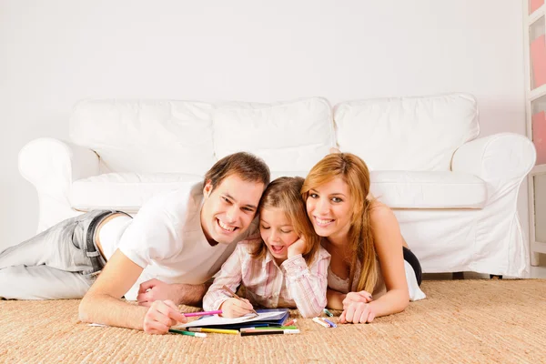 Lycklig familj hemma att ha kul — Stockfoto