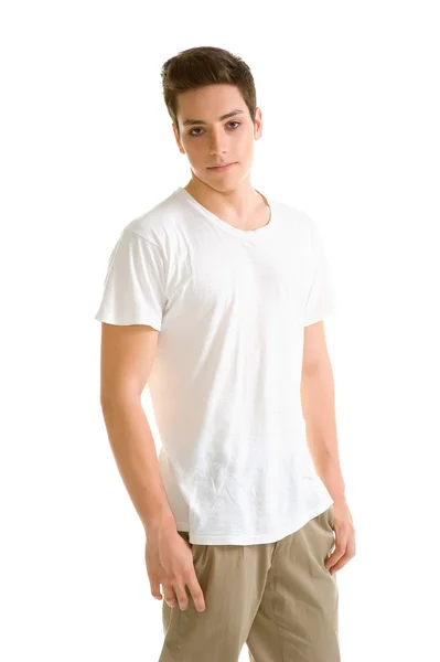 genç çocuk beyaz tişört ve kahverengi pantolon