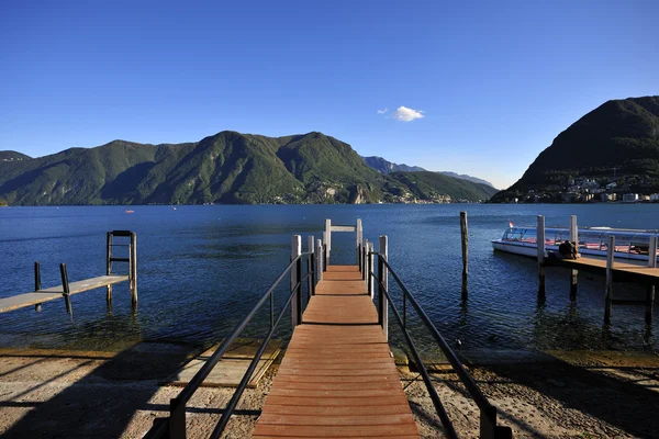 Puente sobre el Lago Lugano en Suiza —  Fotos de Stock