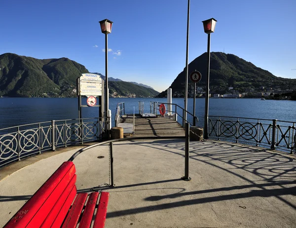 Pier op meer van lugano in Zwitserland — Stockfoto