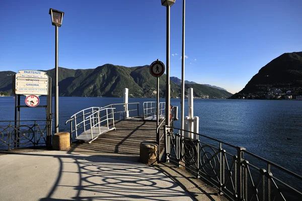 Jezioro Lugano i molo w Szwajcarii — Zdjęcie stockowe
