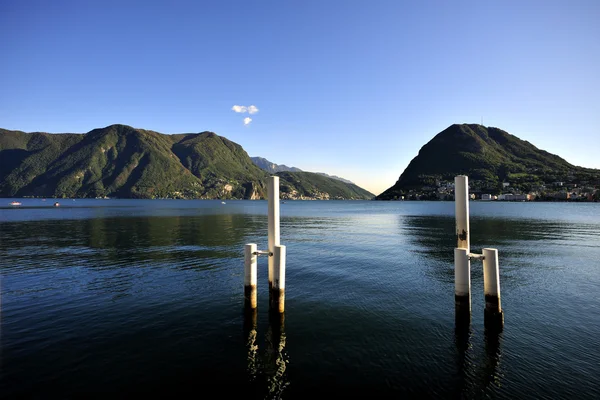 Озеро Лугано и причалы Швейцарии — стоковое фото