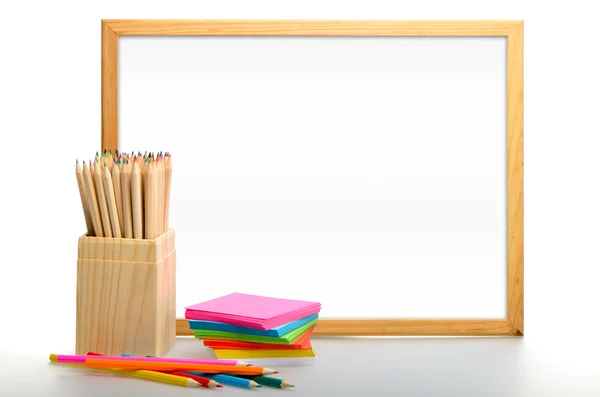 색깔 연필 상자입니다. 학교 칠판에 다시 — 스톡 사진