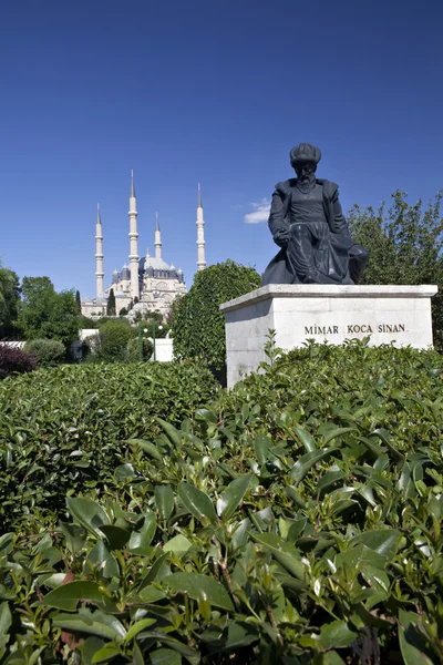 Mesquita Selimiye e estátua de Mimar Sinan — Fotografia de Stock