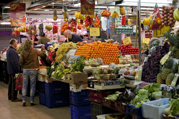 Shopping in market near La Rambla in Barcelona — Stock Photo, Image