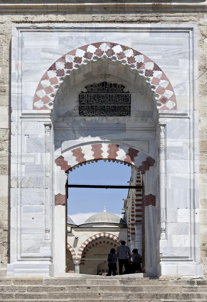 Uc serefeli モスク、エディルネ、トルコのヤードにドアします。 — ストック写真