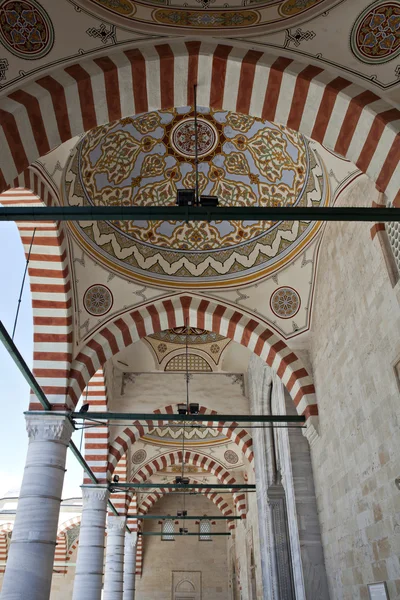 Arches et décorations de la mosquée Uc Serefeli, Edirne, Turquie — Photo