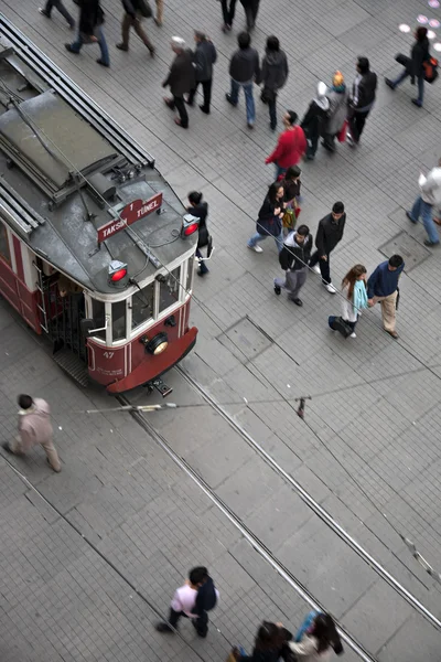 Tranvía y caminando, calle Istiklal, Beyoglu —  Fotos de Stock