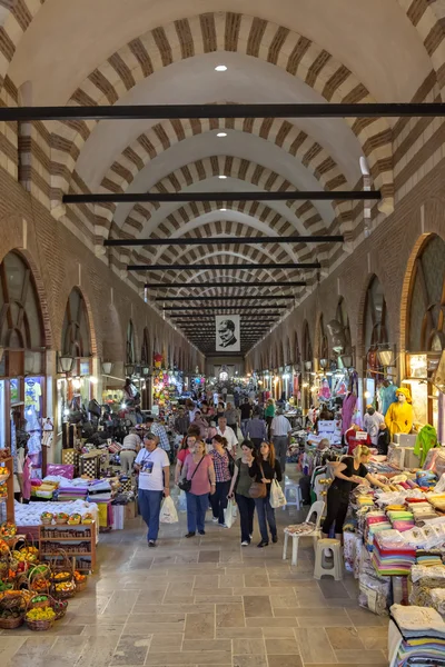 Turistas e visita local bazar de Alipaélia em Edirne — Fotografia de Stock