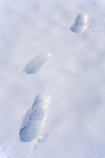 雪の上の足のステップ — ストック写真