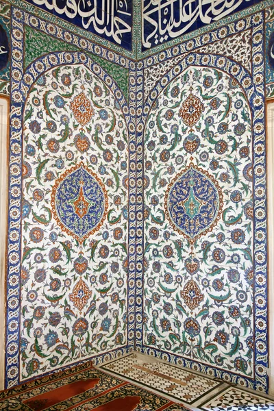 伊兹尼克瓷砖细节从墙的塞利米耶清真寺 — 图库照片