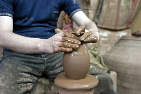 Ruce hrnčíře, vytváří hliněnou nádobu — Stock fotografie