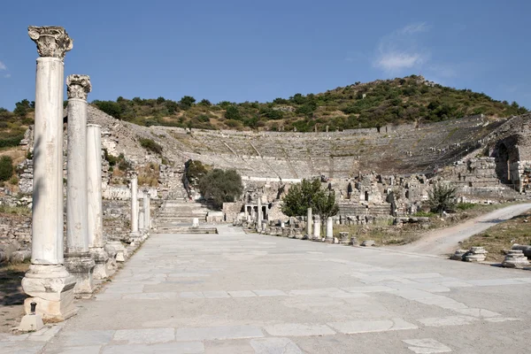 Hamnen street och amfiteatern i Efesos — Stockfoto
