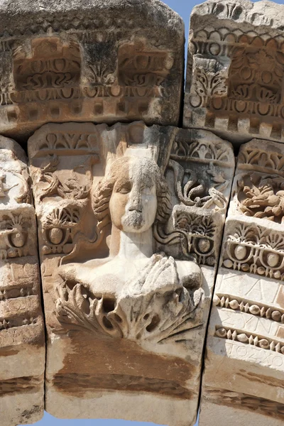 Büste von Hadrians Bogen, Ephesus — Stockfoto