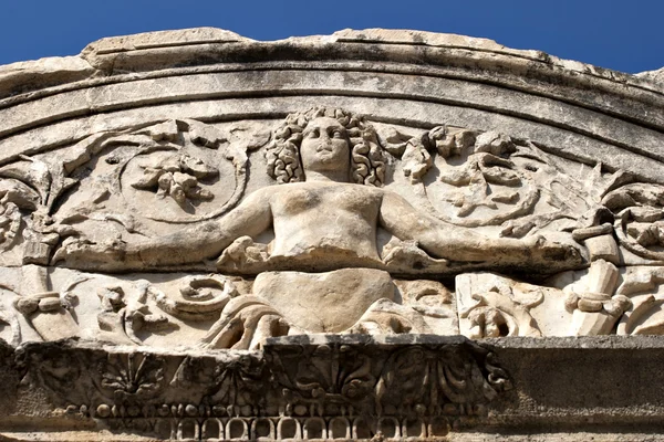 哈德良的神庙，以弗所的 medus 细节 — 图库照片