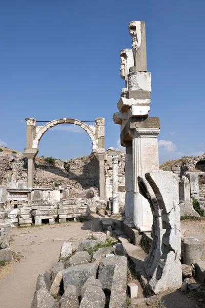 Fontaine de Domitianus et Domitianus (Domitien) Place à Ephes — Photo