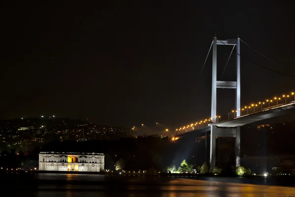 Beylerbeyi宫和Bosphorus桥 — 图库照片