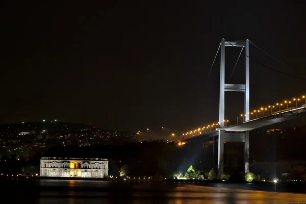 Beylerbeyi palace and bosphorus bridge — Stock Photo, Image