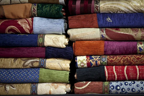 Cobertores nas prateleiras — Fotografia de Stock