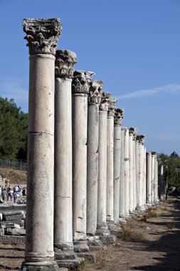 Agoranın batı kapısında Holü