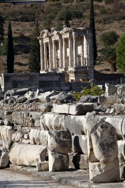 Mermer cadde üzerinden celsus kitaplığı görünümünü