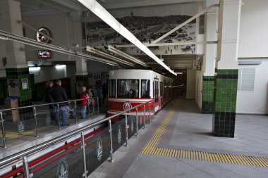 metro tren almak için bekleyin