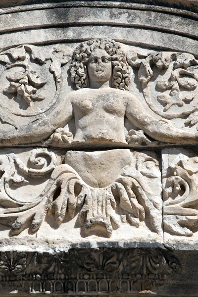 ハドリアヌス帝の神殿、エフェソスのメデューサ詳細 — ストック写真