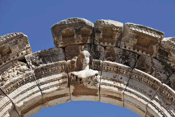 Buste van van Hadrianus boog, Efeze, izmir, Turkije — Stockfoto