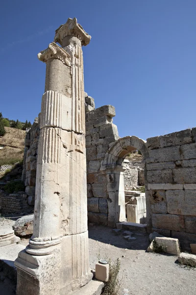 Colonne e porta in Odeion, Efeso — Foto Stock