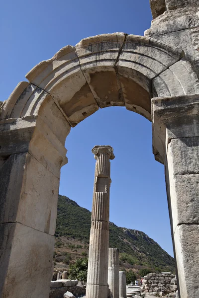 Kolumner och utfärda utegångsförbud för i odeion, Efesos — Stockfoto
