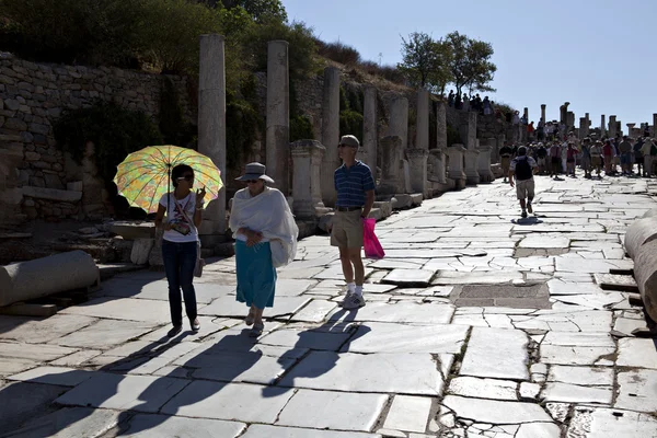 Tourists walking on Kuretes street in Ephesus — Stock Photo, Image