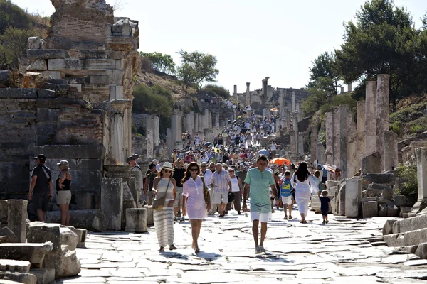 Tourists walking on Kuretes street — Stock Photo, Image