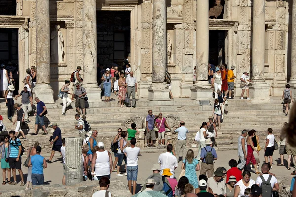 Visit the library of Celsus in Ephesus city — Stock Photo, Image