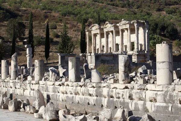 Blick auf die Bibliothek des Celsus von der Marmorstraße aus — Stockfoto