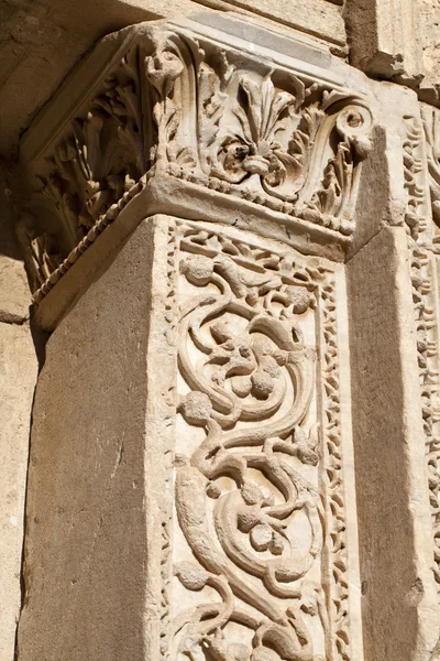 Η βιβλιοθήκη του Κέλσου είναι ενός αρχαίου κτηρίου στην Έφεσο — Φωτογραφία Αρχείου