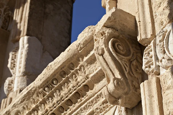 La Bibliothèque de Celsus est un ancien bâtiment à Ephèse — Photo