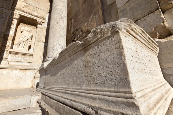 Estructura de la tumba frente a la Biblioteca Celcius —  Fotos de Stock