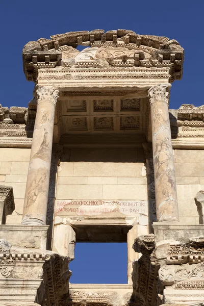 La Biblioteca de Celso es un antiguo edificio en Éfeso — Foto de Stock