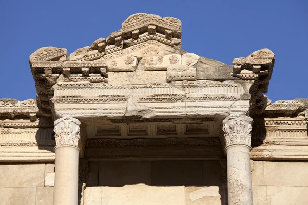 Η βιβλιοθήκη του Κέλσου είναι ενός αρχαίου κτηρίου στην Έφεσο — Φωτογραφία Αρχείου