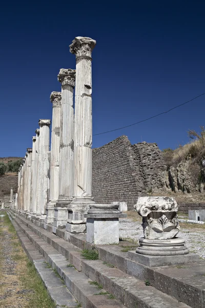Kolommen van pergamon ruïnes in bergama — Stockfoto