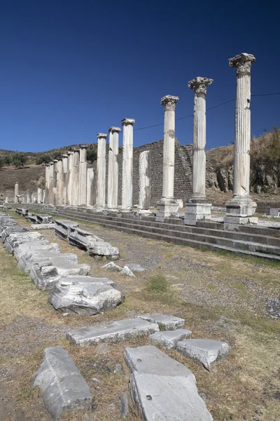 Kolumny pergamon ruin w mieście bergama — Zdjęcie stockowe