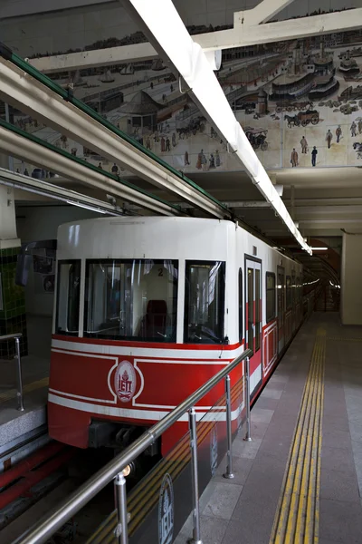 Tren subterráneo esperar a los pasajeros — Foto de Stock