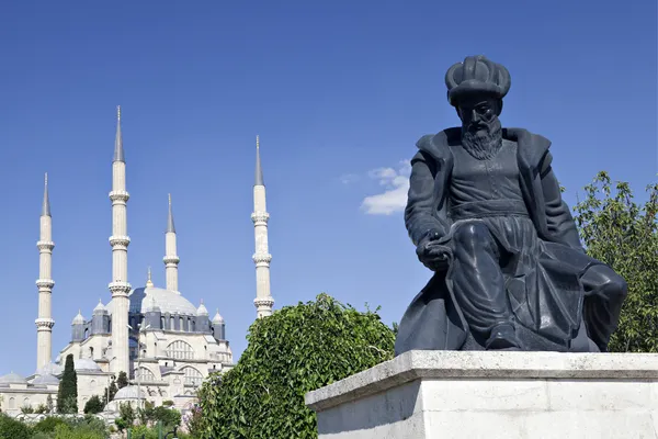 Mesquita Selimiye e estátua de seu arquiteto Mimar Sinan Fotos De Bancos De Imagens