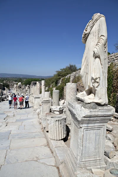 En staty på kuretes gatan i Efesos — Stockfoto