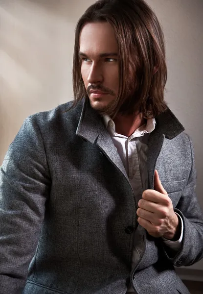 Jóképű férfi, hosszú barna haja — Stock Fotó