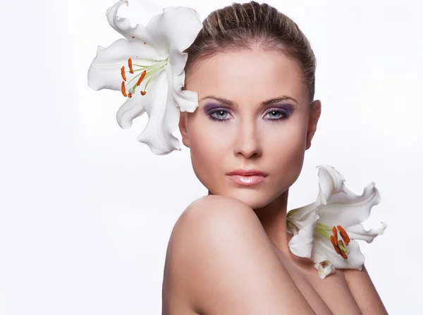 Piękna kobieta świeże kwiaty na białym tle — Zdjęcie stockowe