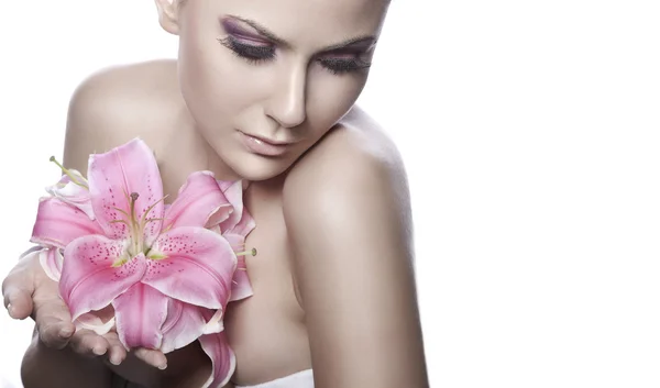 Vacker frisk kvinna med liljor på vit bakgrund — Stockfoto