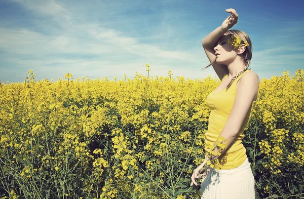 Young business woman relaxing on golden meadow — Stock Photo, Image