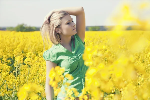 Young business woman relaxing on golden meadow — Stock Photo, Image
