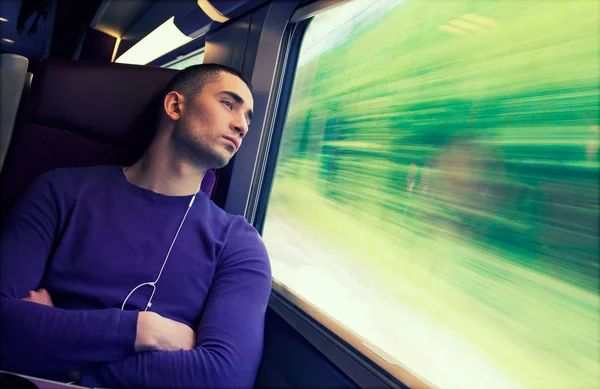 年轻英俊的男人在火车的肖像 — 图库照片